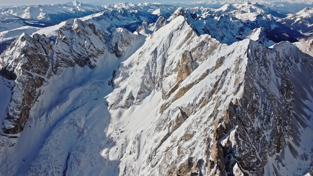 Vista aerea con drone del monte Marmolada nelle Dolomiti, Italia nord-orientale
