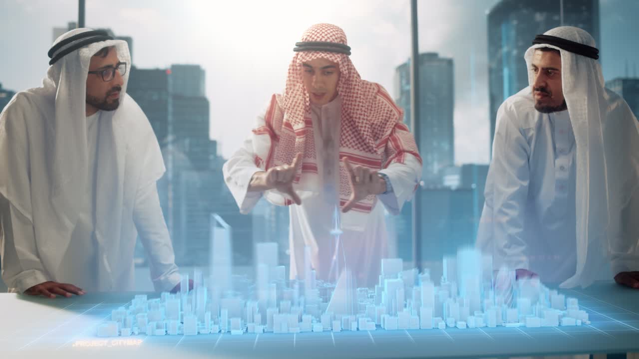 아랍 부동산 사업 개발자 그룹은 전통적인 옷을 입고 고층 건물에 있는 현대적인 사무실에서 홀로그램 증강 현실 3d 도시 모델에 기반한 투자 기회를 논의합니다.