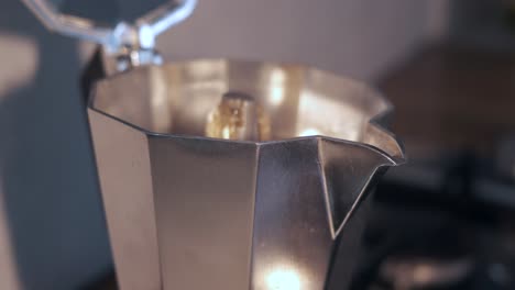 make coffee with the moka espresso machine