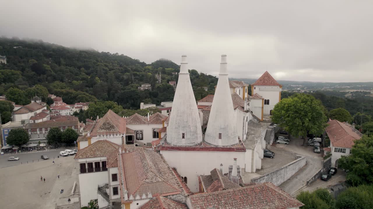 Palazzo di Sintra, chiamato anche Palazzo della Città, con due camini distintivi, Portogallo.