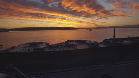 Verkehr-Vorbei,-Während-Die-Fähre-Bei-Sonnenuntergang-Langsam-über-Die-Bucht-Fährt