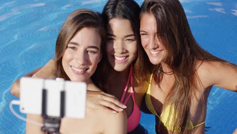 tres hermosas mujeres jóvenes posando para un selfie
