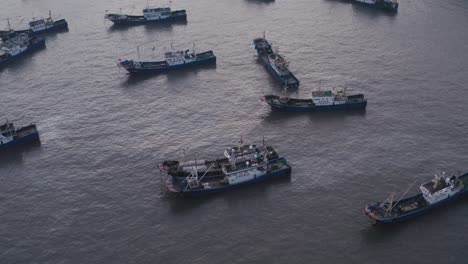 barcos de pescadores en el mar, en taizhou, zhejiang.