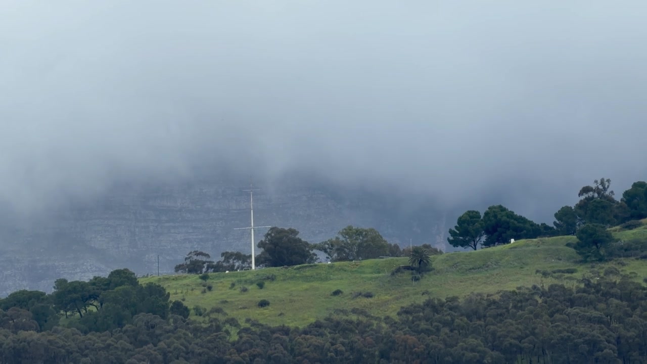 Taffelbjergets skydække, grøn bjergside med tåge der ruller ind over Cape Town-bjerget