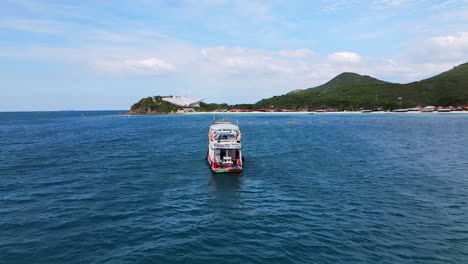 4K-Drohnenaufnahmen-Aus-Der-Luft,-Die-Eine-Fähre-Mit-Passagieren-Umkreisen,-Die-Zum-Exotischen-Ferienort-Ko-Larn,-Thailand,-Fahren