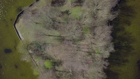volar en la pequeña isla en imágenes de drones holandeses en 4k