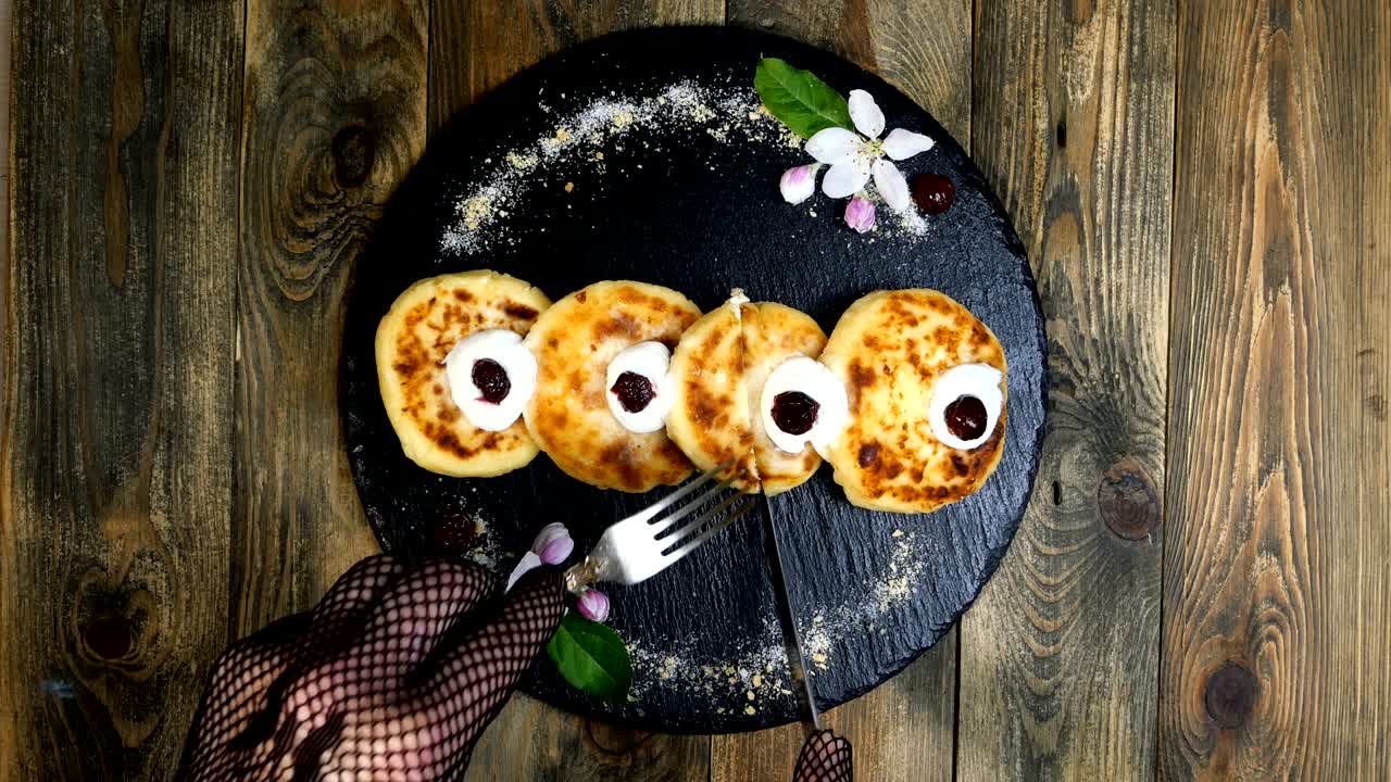 pasteles de queso frescos y deliciosos o syrniki con corteza dorada.