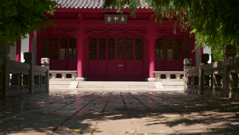 Roter-Traditioneller-Chinesischer-Tempel-Mit-Bäumen