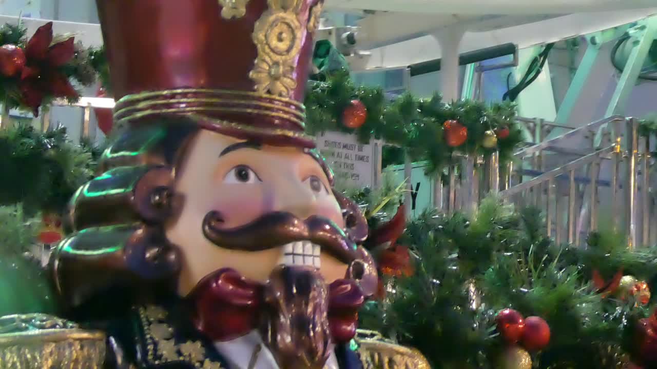 계절 시장에서 관람차 입구 외부 크리스마스 시장 호두 까기 인형 왕 군인 인물