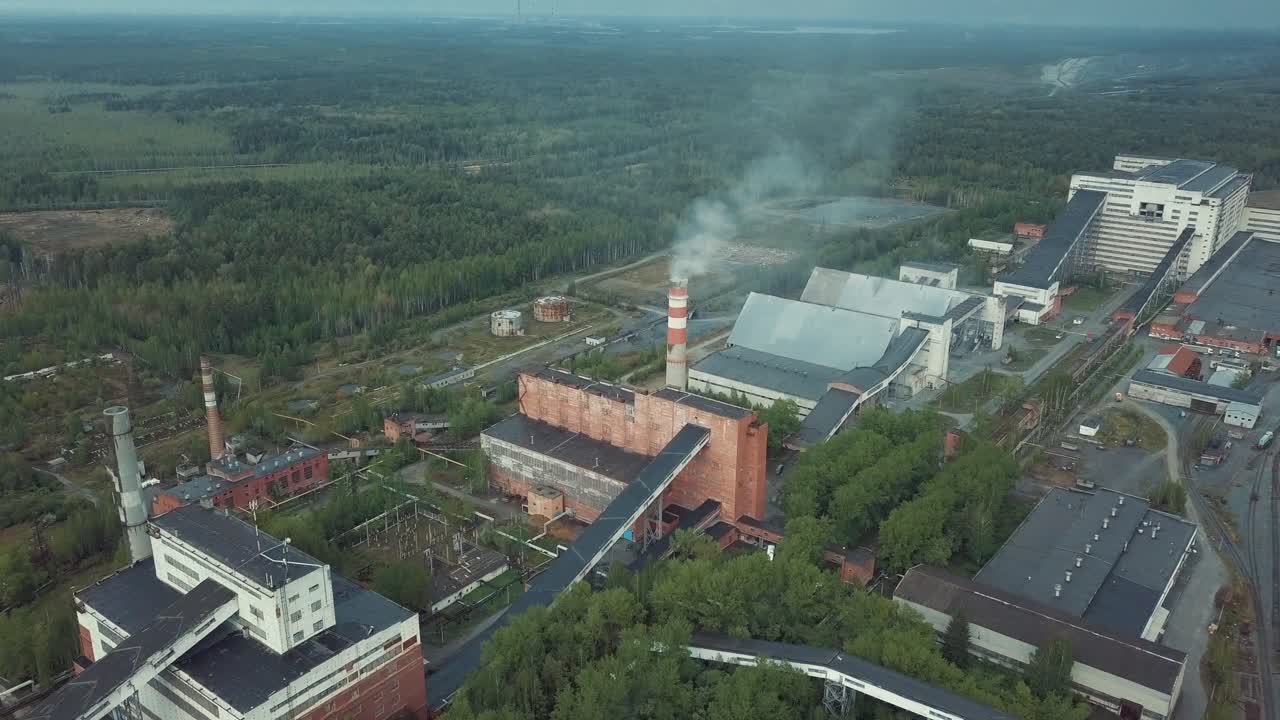воздушный вид заброшенного промышленного комплекса в лесу