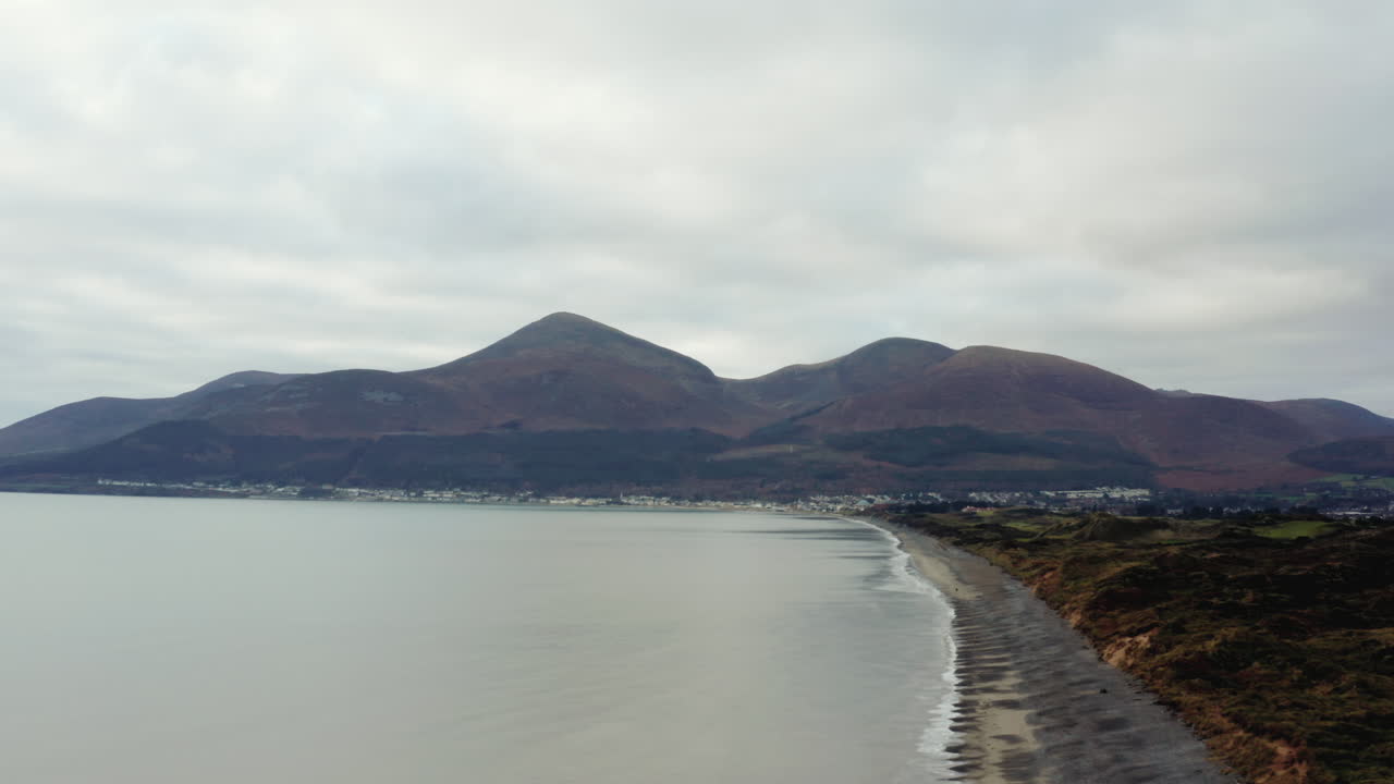 morne mountains irlanda drone vista desde la playa a lo largo de la costa irlandesa en newcastle
