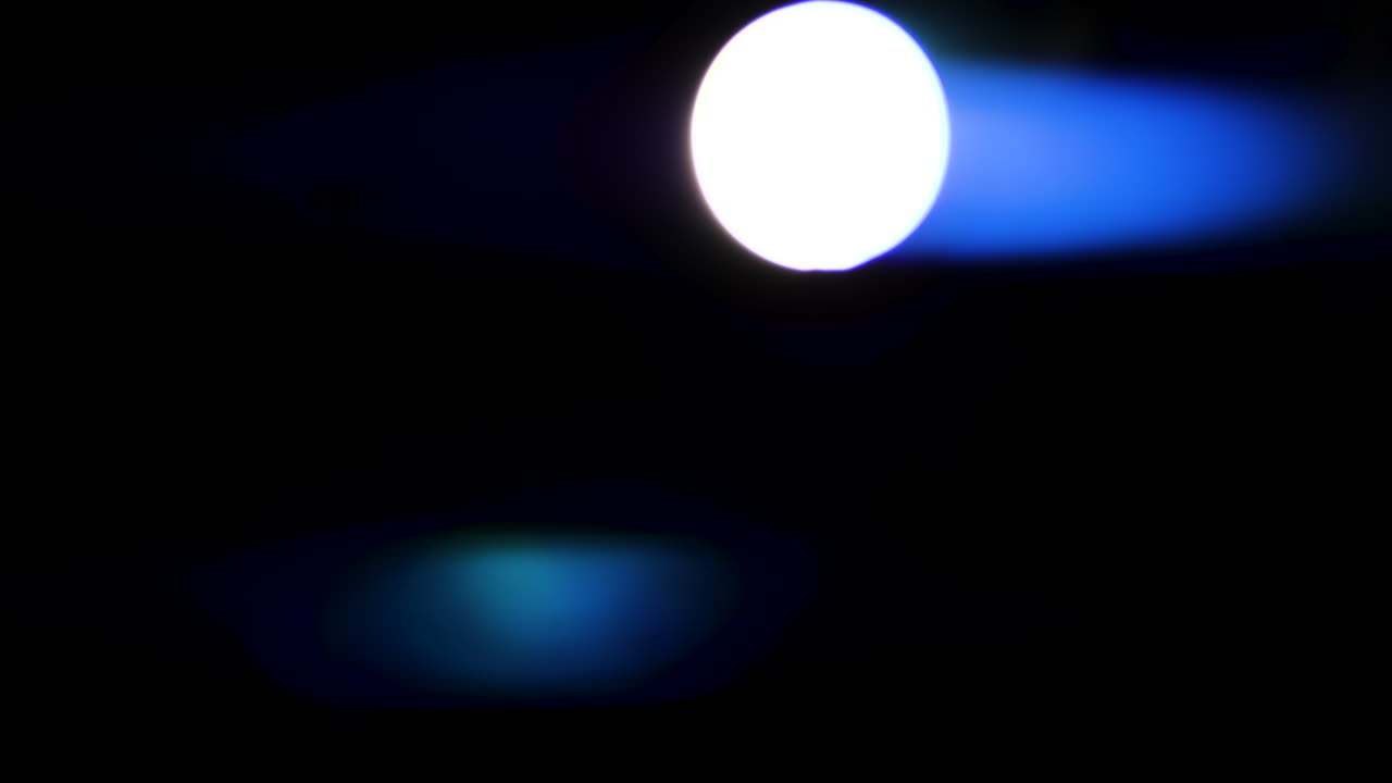 고급 시네마 아나모픽 렌즈를 배경으로 검은색으로 촬영한 아름답고 놀라운 빛 반사 및 아나모픽 파란색 줄무늬, 빛 누수 오버레이 또는 편집자를 위한 전환