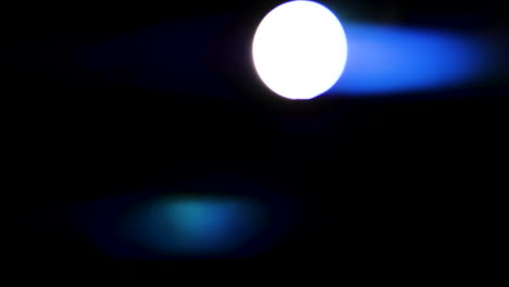 bellos e impresionantes reflejos de luz y rayas azules anamórficas tomadas en negro con lentes anamórficos de cine de alta gama como fondo, superposiciones de fugas de luz o transiciones para editores