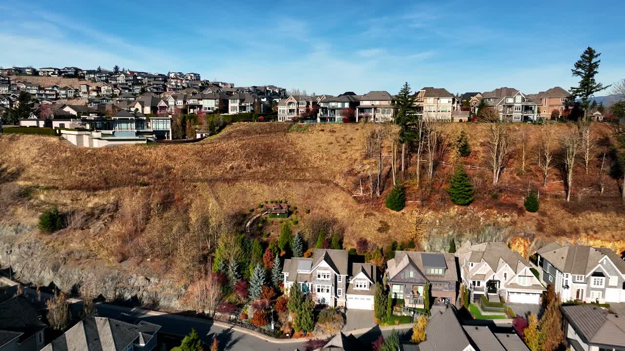 volar sobre casas de lujo en distritos residenciales en abbotsford sumas mountain, bc canada