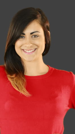 una morena feliz soplando sobre las manos