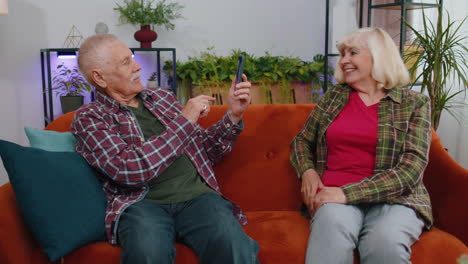 ancianos ancianos pareja familiar abuelos hombre mujer haciendo una foto en el teléfono inteligente para las redes sociales