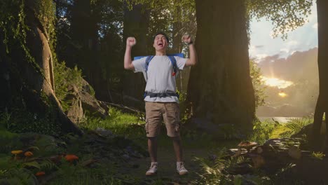 cuerpo lleno de excursionista masculino asiático con mountaineering mochila gritando meta celebrando el éxito mientras explora la naturaleza del bosque