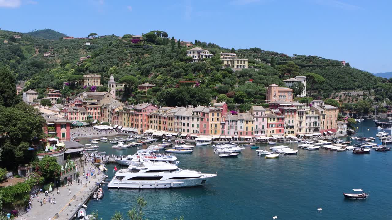 The Italian beaches have magical views that with a trekking you can live the summer of love. It is a paradisiacal place with turquoise blue sea and natural clearing. Beautiful sea