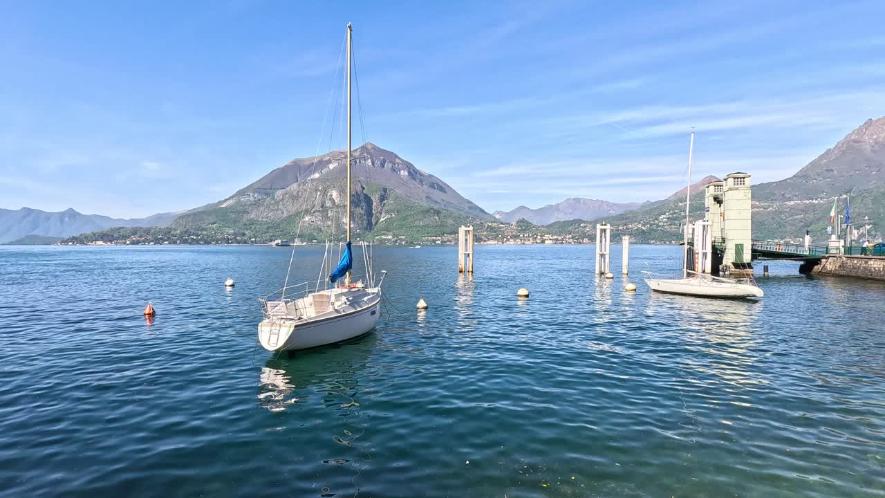 조용한 코모 호수에서 떠다니는 선박