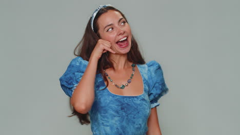 hermosa mujer joven mirando a la cámara haciendo un gesto telefónico como dice hola me llamas de nuevo