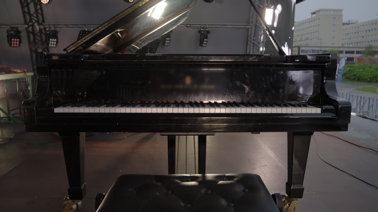Pianoforte a coda sul palco