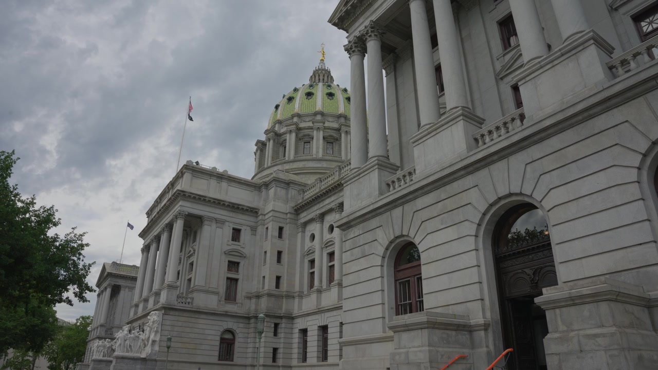Lento movimento di carrello da destra a sinistra attraverso il Campidoglio dello Stato della Pennsylvania a Harrisburg, Pennsylvania, che mostra l'architettura governativa storica e i dettagli dei punti di riferimento civici