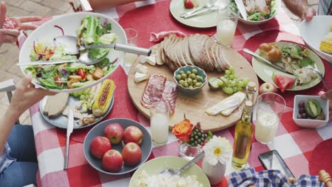 Glückliche-Familie,-Die-Zusammen-Am-Tisch-Isst