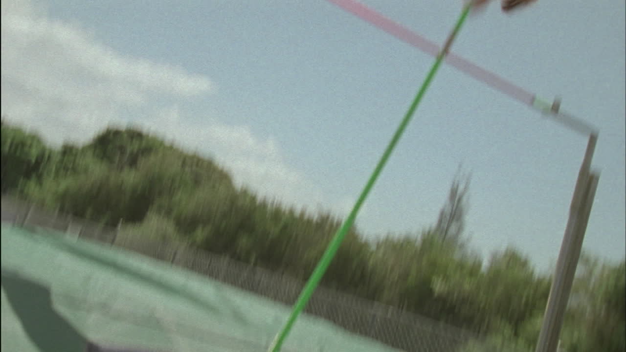 여자가 장대높이뛰기 경기를 하고 있다