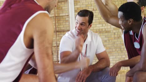 jugador de baloncesto y entrenador formando un handstack