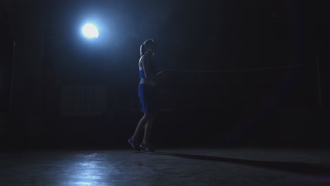 Joven-Y-Bella-Mujer-Boxeadora-En-Entrenamiento-En-El-Pasillo-Saltando-La-Cuerda