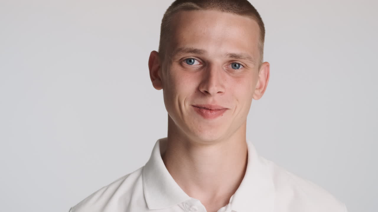 미소 짓고 포즈를 취하는 잘생긴 남자