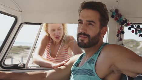 una pareja joven hablando a través de una ventana de camper 4k
