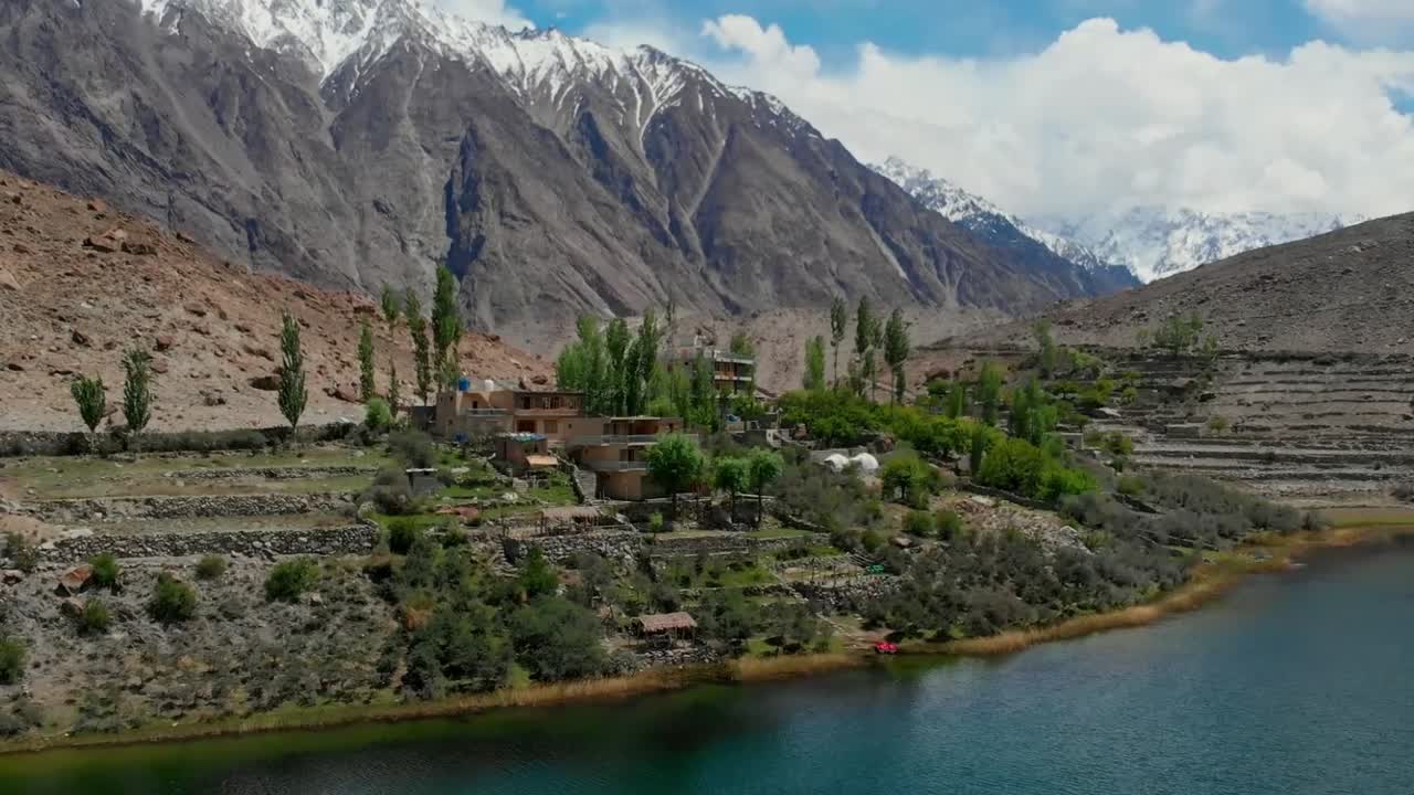 vista aérea del pueblo junto al lago borith en gojal en el valle de hunza.