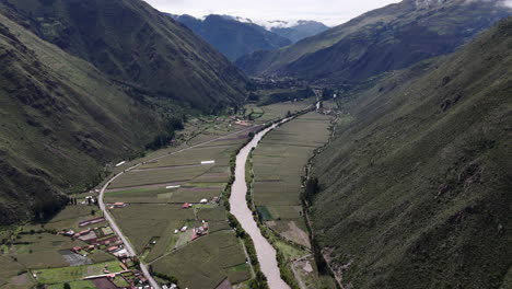vista aérea de huycho en cusco, perú, tomada por un avión no tripulado