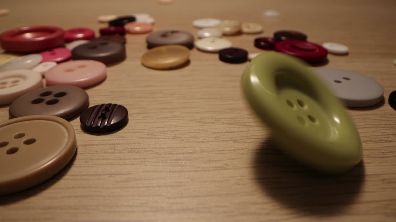 bottone per cucire. bottone girare sul tavolo. concetto di macro estremo di sartoria e cucito.