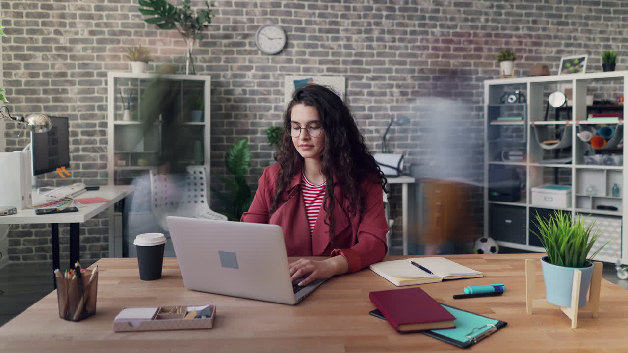 mujer trabajando en una computadora portátil en una oficina moderna