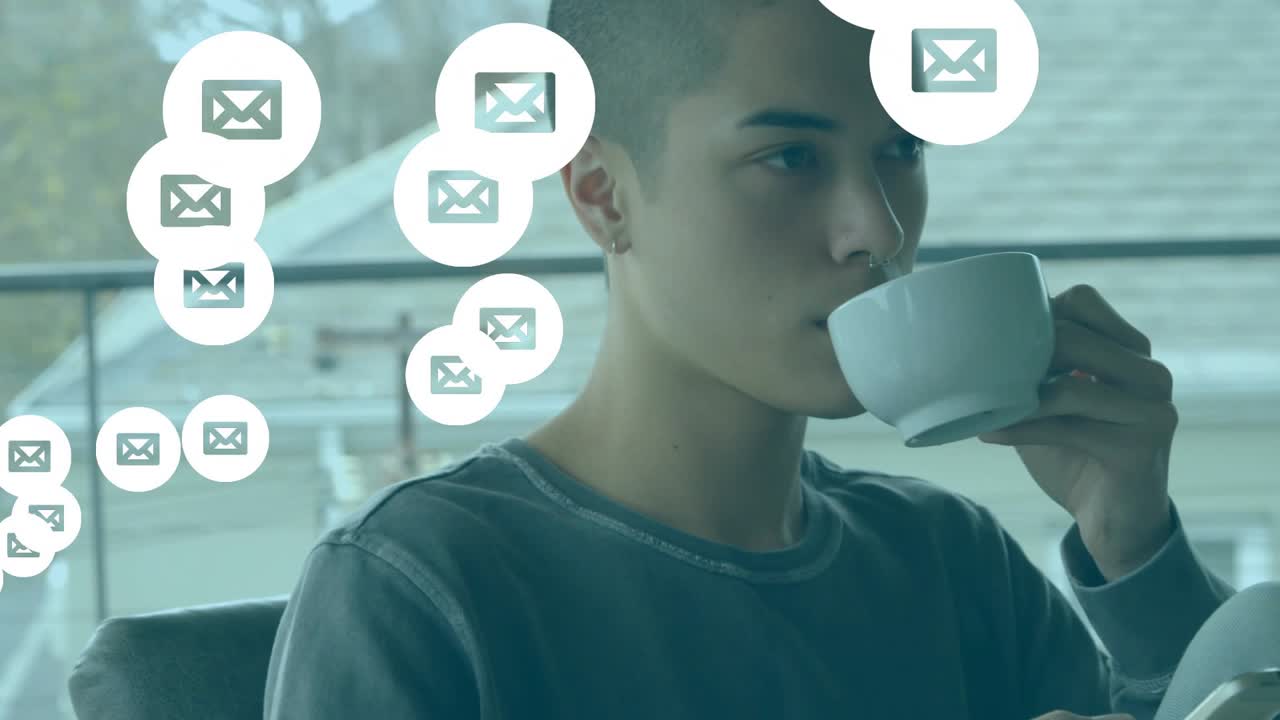 Uomo che tiene in mano un telefono e una tazza vicino alla finestra. Icone di avvisi e-mail che crescono e oscurano il volto