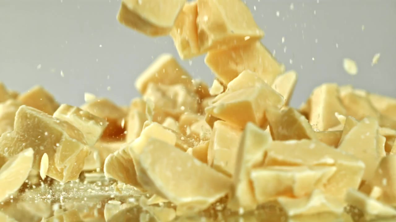 Pezzi di cioccolato bianco in caduta al rallentatore