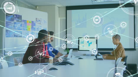 animación de iconos conectados sobre diversos compañeros de trabajo discutiendo informes en la computadora en la oficina