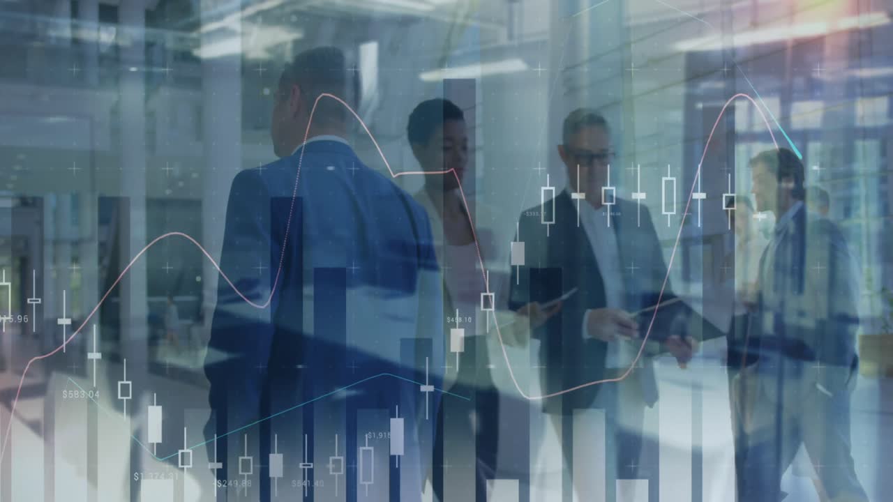 Animation du traitement des données financières sur les hommes d'affaires travaillant au bureau