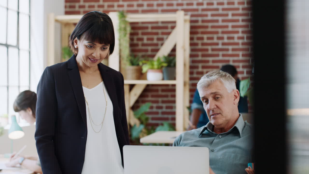 equipo sénior, empleados de la compañía creativa
