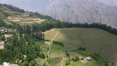 Drone-Shot-of-a-small-village-in-Sainj-Valley-in-Himachal-Pradesh-near-Manali,-Kasol-2