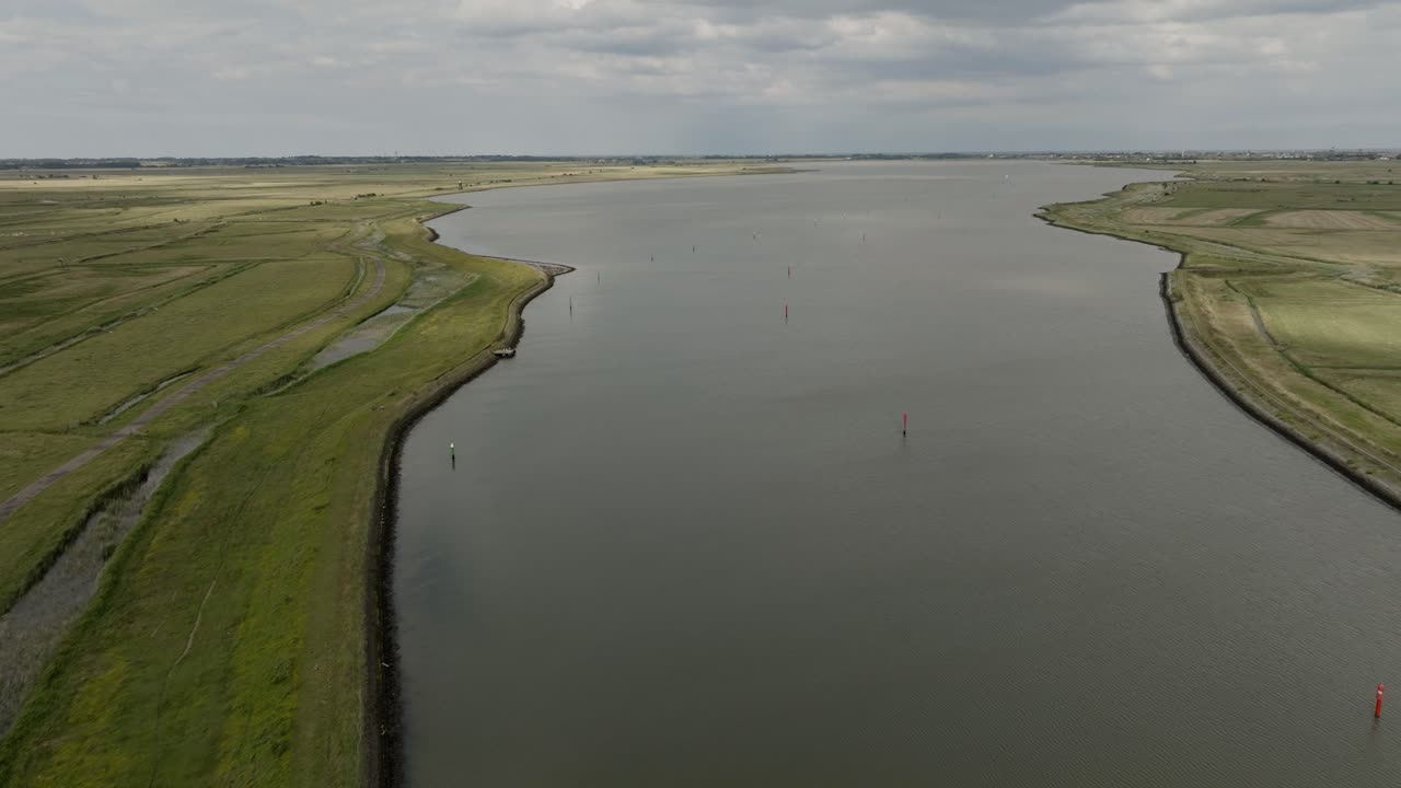 río yare, norfolk broads, vista aérea, verano, nublado, great yarmouth, paisaje plano