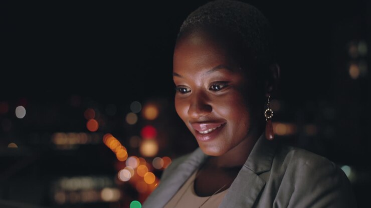 schwarze frau, bildschirm und dunkle social media scroll