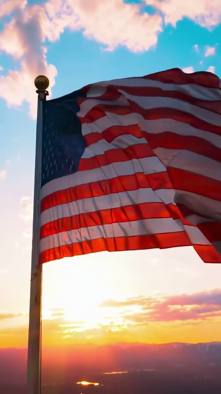 Video drammatico dal basso di una bandiera americana che sventola al tramonto, catturando colori vivaci.