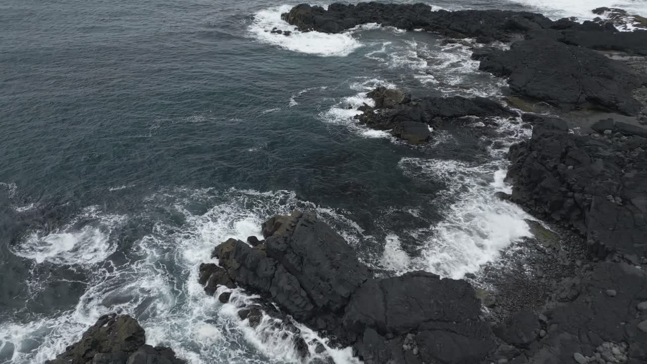 Costa islandese nella sua calma. Vista aerea.