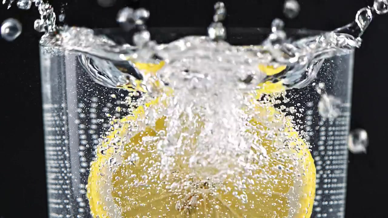 グラスに入った炭酸水の中のレモンスライス
