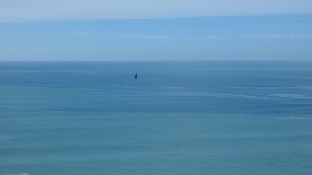 요트는 여름철 잔잔한 바다에서 가벼운 바람에 천천히 움직입니다 - 남태평양, 뉴질랜드