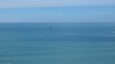 Die-Yacht-Bewegt-Sich-Im-Sommer-Langsam-Bei-Leichtem-Wind-Auf-Ruhigem-Meer---Südpazifik,-Neuseeland