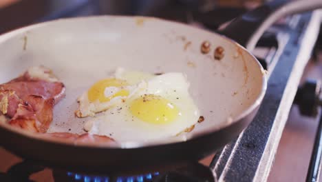 vista de cerca de una mujer preparando el desayuno en casa